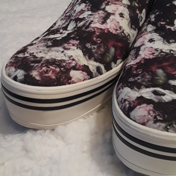 DV by Dolce Vita Slip-Ons - Picture 5 of 8